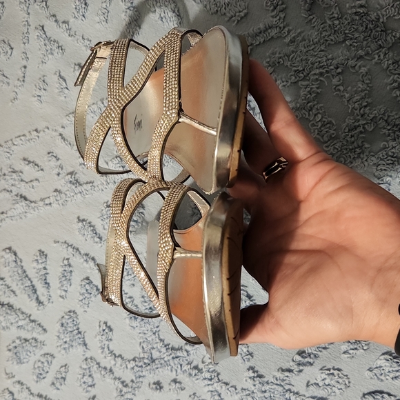 !!CLOSET CLEAR OUT - LAST CHANCE!!Sandals, Sz 7.5, Silver - Picture 6 of 9